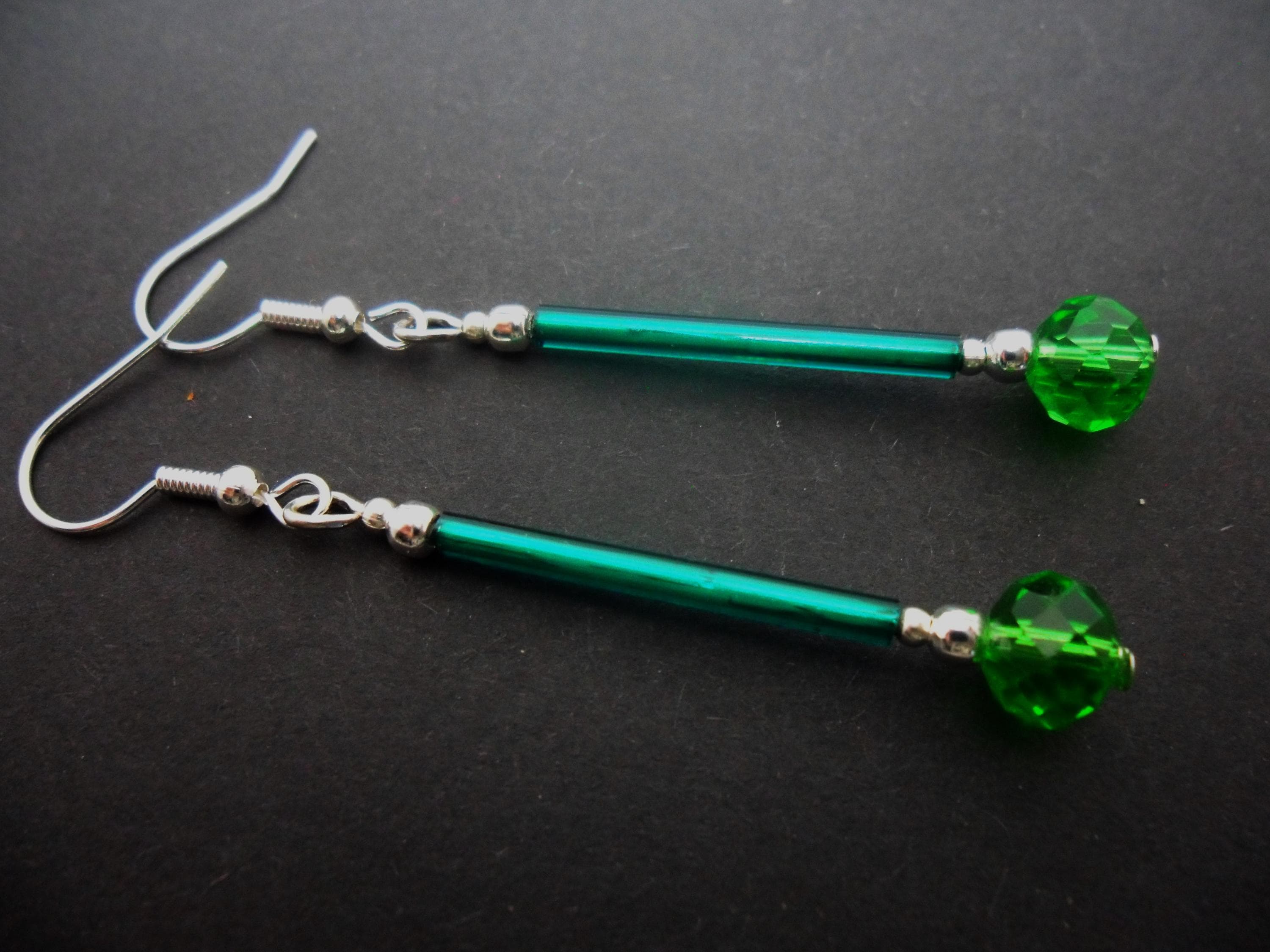 ピアス Green Crystal & Glass Beads Dangling Earrings A Pair of Pretty Silver Plated Green Glass Crystal Bead