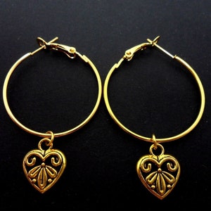Ein Paar goldfarbene 30mm 1&quot; Creolen und Herz Charm Ohrringe.