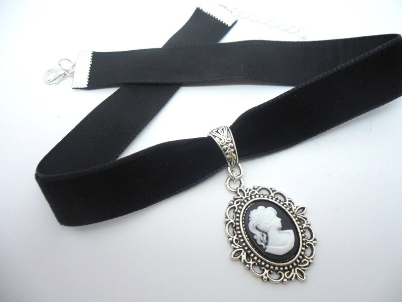 A ladies/girls black velvet 16mm one inch choker cameo charm necklace. image 1