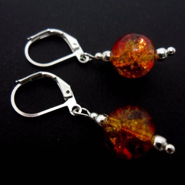 Ein paar nette kleine hand aus Tibet Silber & rot/Amber Knistern Perle dangly Brisur Haken. Neu.