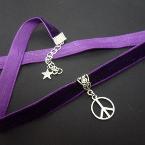 A ladies/girls purple velvet 10mm (half inch) choker peace sign charm necklace.