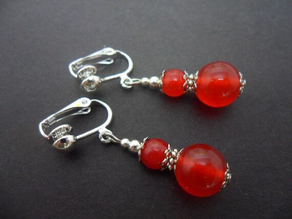 A PAIR OF DANGLY RED JADE SILVER PLATED LEVERBACK HOOK EARRINGS. 