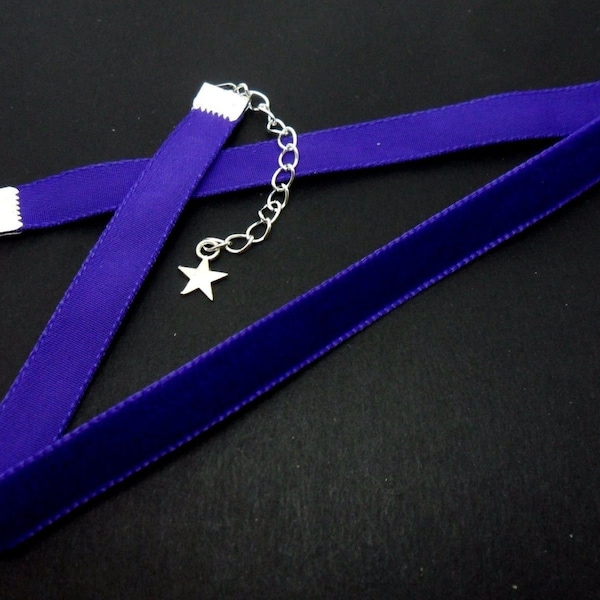 A ladies/girls purple velvet 10mm (half inch) choker necklace.