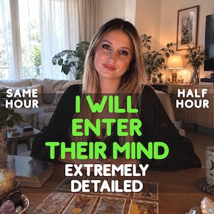 Puede incluir: Una persona de cabello rubio largo con una blusa de encaje negro sentada ante una mesa de madera con cartas de tarot extendidas. El texto dice: SAME HOUR, HALF HOUR, I WILL ENTER THEIR MIND, EXTREMELY DETAILED. Incluye una vela y cristales.
