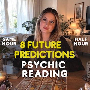 Könnte beinhalten: Eine Person mit langem blondem Haar in einem schwarzen Spitzenoberteil sitzt an einem Holztisch mit ausgelegten Tarotkarten. Der Text auf dem Bild lautet: SAME HOUR, 8 FUTURE PREDICTIONS PSYCHIC READING, HALF HOUR. Zimmerpflanzen sind zu sehen.