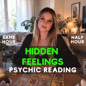 Pode incluir: Uma pessoa de cabelos longos loiros vestindo um top preto sentada atrás de uma mesa de madeira com cartas de tarô espalhadas. O texto na imagem diz: SAME HOUR, HALF HOUR, HIDDEN FEELINGS, PSYCHIC READING. O cenário inclui plantas e decoração.