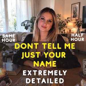 Può includere: Una persona con lunghi capelli biondi che indossa un top in pizzo nero, seduta a un tavolo di legno con carte dei tarocchi. Sovrapposizioni di testo: SAME HOUR, HALF HOUR, DONT TELL ME JUST YOUR NAME, EXTREMELY DETAILED. Sfondo con divano e piante.