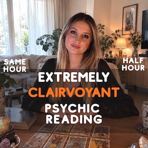 Könnte beinhalten: Ein Holztisch mit einem Tarotkartendeck und mehreren ausgelegten Karten. Der Text lautet: SAME HOUR, HALF HOUR, EXTREMELY CLAIRVOYANT PSYCHIC READING. Die Szene zeigt eine Person mit langem Haar, einem schwarzen Oberteil und verschiedenen Kristallen.