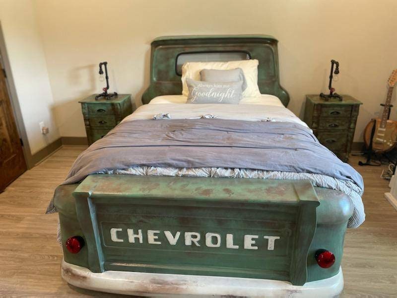 Cama de plataforma individual con forma de automóvil de carreras, cama  infantil en forma de auto con almacenamiento y ruedas, cama Lightning  McQueen
