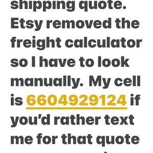 Op de afbeelding: Witte achtergrond met donkergrijze tekst. De tekst luidt: "Vraag om een verzendofferte. Etsy heeft de vrachtcalculator verwijderd, dus ik moet handmatig zoeken. Mijn mobiele nummer is 6604929124 als je me liever een sms stuurt voor die offerte of vragen."