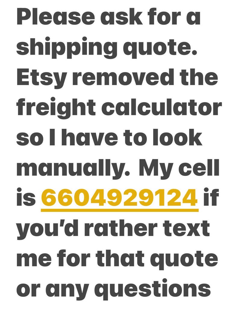 Op de afbeelding: Witte achtergrond met donkergrijze tekst. De tekst luidt: "Vraag om een verzendofferte. Etsy heeft de vrachtcalculator verwijderd, dus ik moet handmatig zoeken. Mijn mobiele nummer is 6604929124 als je me liever een sms stuurt voor die offerte of vragen."
