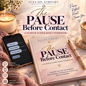 Op de afbeelding: Een werkboek getiteld The PAUSE Before Contact: A 24-HOUR GUIDED RESET WORKBOOK met een roze penseelstreekontwerp. Daarnaast liggen een smartphone met tekstberichten en een gouden pen. De tekst bevat Pause, Reflect, Reset, Choose You en Guided Reflections.