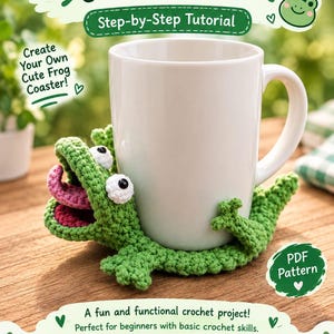 Peut inclure: Un modèle de crochet pour un dessous de verre en forme de grenouille verte avec une tasse blanche posée dessus. Le texte indique Frog Mug Coaster, Crochet Pattern, Step-by-Step Tutorial, PDF Pattern et Clear Instructions.