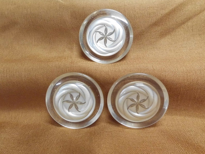 3 Lucite Buttons 1.5 Diameter Clear with Embedded Silver Swirl /& Center Star Flower Vintage Sewing Crafts Metal Shank