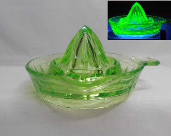 Green Depression Glass Reamer Vintage Hand Juicer Uranium Country Farmhouse Decor