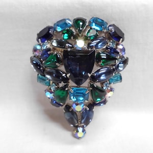 Blauwe strass broche koepelvormig schild grote vintage sprankelende pin kobaltturkoois en groen in zilverkleurige stekerstand