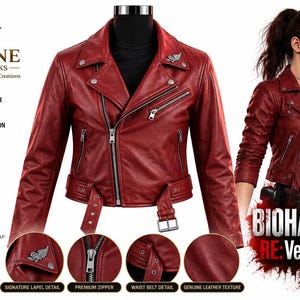 Può includere: Una giacca da moto in pelle rosso scuro con cerniere in metallo argentato, un bavero dentellato con un piccolo emblema ad ala metallica e una cintura regolabile in vita con fibbia. La giacca ha maniche lunghe e un taglio corto.