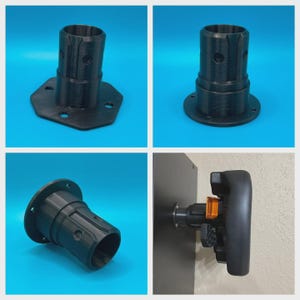 Puede incluir: Un adaptador de montaje cilíndrico negro impreso en 3D con una base de brida que presenta orificios pretaladrados. El componente incluye una ranura vertical y aberturas circulares a lo largo del eje, mostrado en varias orientaciones y un volante.