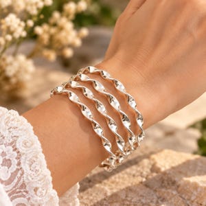 Handgjort armband i 925 sterlingsilver, vridet vågarmband, minimalistiska bohemiska smycken, elegant silvermanschett, vardagspresent för kvinnor, jul