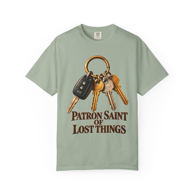T-shirt « Sainte patronne des objets perdus » aux couleurs apaisantes | T-shirt humoristique pour maman catholique | Cadeau pour maman | Porte-clés vintage image 4