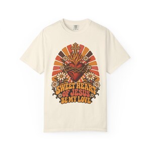 レトロな聖心Tシャツ、ビー・マイ・ラブ ヴィンテージサンバースト、カトリックの彼女へのギフト、ファーストフライデー クリスチャン レディースシャツ、コンフォートカラーズ 画像 4