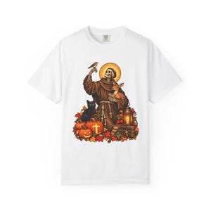 Koszulka na Halloween ze szkieletem św. Franciszka, upiorny katolicki święty z jeleniem, rudzikiem, czarnym kotem i dyniami (kolory pocieszenia) zdjęcie 2