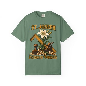 T-shirt met afbeelding van Sint Jozef, beschermheilige van de arbeiders | T-shirt in comfortabele kleuren | Katholiek T-shirt | Cadeau voor papa | Timmermansgereedschap en lelie afbeelding 7