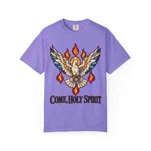 Maglietta "Vieni Spirito Santo" con colori rilassanti / Maglietta per la Cresima Cattolica / Regalo per la Cresima / Colomba in vetro colorato con fiamme immagine 9