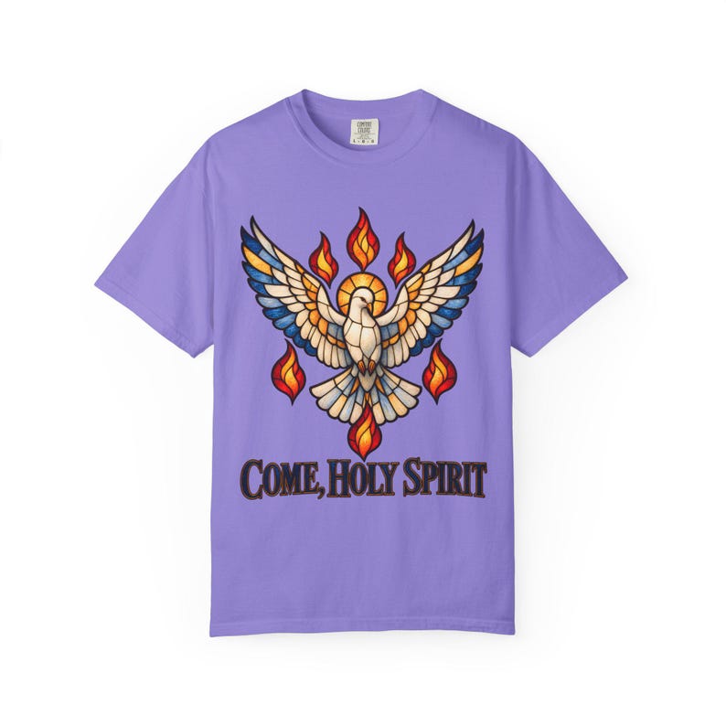 Maglietta "Vieni Spirito Santo" con colori rilassanti / Maglietta per la Cresima Cattolica / Regalo per la Cresima / Colomba in vetro colorato con fiamme immagine 9