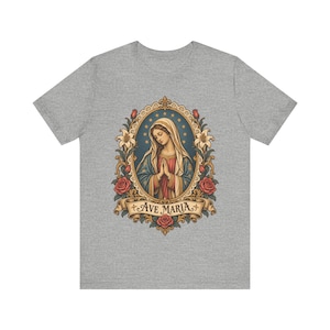 Camiseta Ave María, Camiseta de la Virgen María rezando, Arte de estampas religiosas vintage, Regalo de la Santísima Madre para mamá católica, Ropa mariana para mujer imagen 1