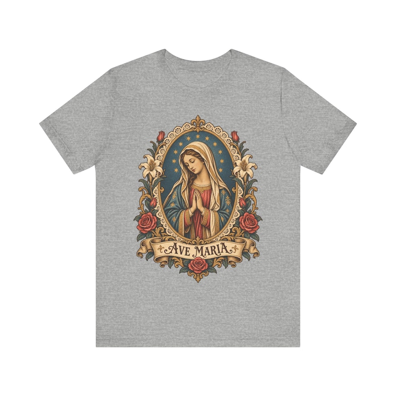 Camiseta Ave María, Camiseta de la Virgen María rezando, Arte de estampas religiosas vintage, Regalo de la Santísima Madre para mamá católica, Ropa mariana para mujer imagen 1