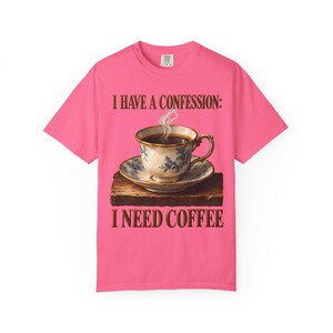 Ik heb een bekentenis: ik heb koffie nodig | Comfortkleuren T-shirt | Grappig katholiek koffie T-shirt | Cadeau voor mama | Vintage theekopje afbeelding 12