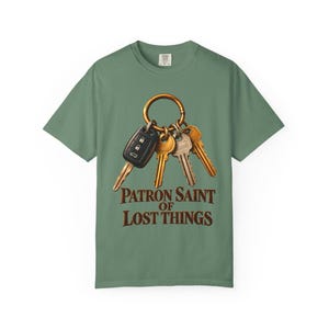 T-shirt « Sainte patronne des objets perdus » aux couleurs apaisantes | T-shirt humoristique pour maman catholique | Cadeau pour maman | Porte-clés vintage image 7