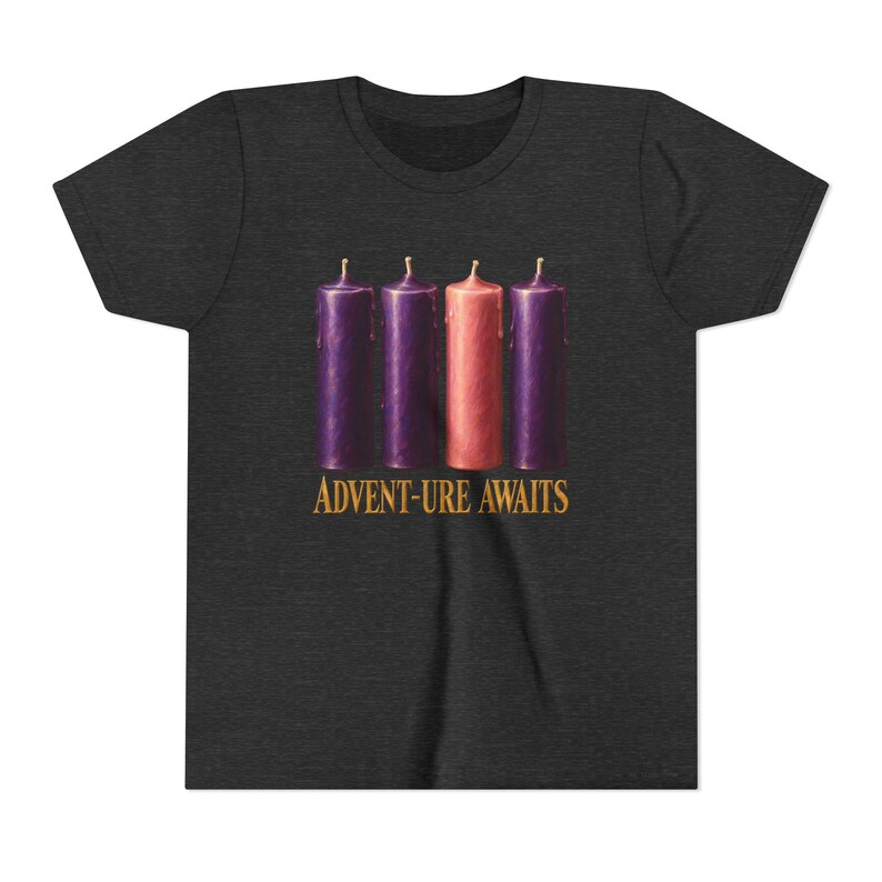 T-shirt « L'aventure vous attend » pour enfants, T-shirt catholique de l'Avent pour jeunes, Bougies de l'Avent, Cadeau de compte à rebours de Noël pour enfants image 15