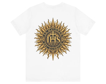 Camiseta AMDG con estampado en la espalda, cristograma IHS Sunburst, lema latino Ad Maiorem Dei Gloriam, regalo de colegio jesuita para graduación o confirmación.