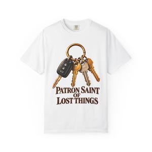 T-shirt « Sainte patronne des objets perdus » aux couleurs apaisantes | T-shirt humoristique pour maman catholique | Cadeau pour maman | Porte-clés vintage image 1
