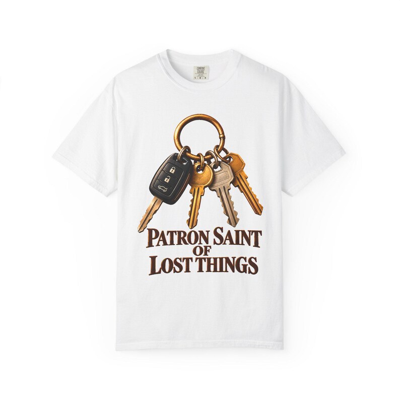 T-shirt « Sainte patronne des objets perdus » aux couleurs apaisantes | T-shirt humoristique pour maman catholique | Cadeau pour maman | Porte-clés vintage image 1