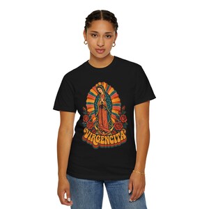 Maglietta retrò Virgencita, Vergine di Guadalupe Arcobaleno, La Guadalupana Stile Anni '70, Regalo Boho Latina Cattolico per la Mamma, Colori Comfort immagine 12
