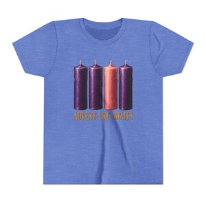 T-shirt « L'aventure vous attend » pour enfants, T-shirt catholique de l'Avent pour jeunes, Bougies de l'Avent, Cadeau de compte à rebours de Noël pour enfants image 12