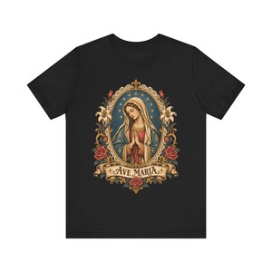 Camiseta Ave María, Camiseta de la Virgen María rezando, Arte de estampas religiosas vintage, Regalo de la Santísima Madre para mamá católica, Ropa mariana para mujer imagen 5
