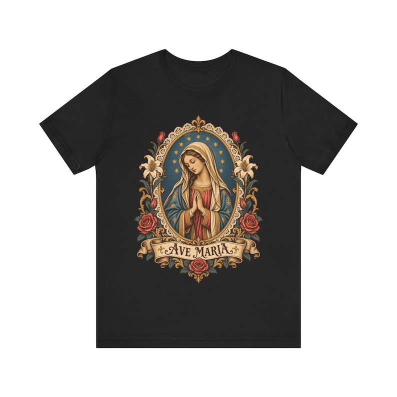 Camiseta Ave María, Camiseta de la Virgen María rezando, Arte de estampas religiosas vintage, Regalo de la Santísima Madre para mamá católica, Ropa mariana para mujer imagen 5