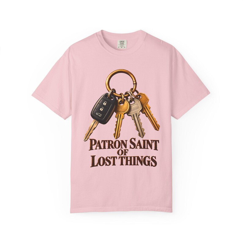 T-shirt « Sainte patronne des objets perdus » aux couleurs apaisantes | T-shirt humoristique pour maman catholique | Cadeau pour maman | Porte-clés vintage image 13
