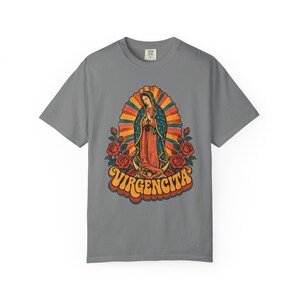 Maglietta retrò Virgencita, Vergine di Guadalupe Arcobaleno, La Guadalupana Stile Anni '70, Regalo Boho Latina Cattolico per la Mamma, Colori Comfort immagine 6