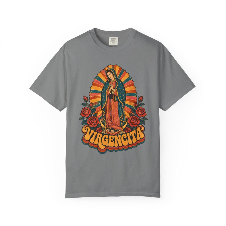 Maglietta retrò Virgencita, Vergine di Guadalupe Arcobaleno, La Guadalupana Stile Anni '70, Regalo Boho Latina Cattolico per la Mamma, Colori Comfort immagine 6