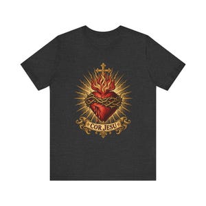 T-Shirt mit Herz-Jesu-Motiv | Katholisches T-Shirt | Geschenkidee für Männer am ersten Freitag im Monat | Goldene Sonnenstrahlen, Herz Jesu Bild 5