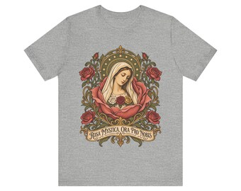 Puede incluir: Una camiseta gris jaspeado de manga corta con un gráfico central de una mujer con velo rodeada de rosas rojas y hojas verdes. Debajo de la figura, una cinta muestra el texto Rosa Mystica, Ora Pro Nobis.