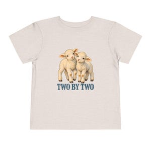 Kleinkind-T-Shirt „Zwei mal Zwei“, Shirt mit Zwillingslämmern, christliches Geschenk zur Arche Noah für Zwillinge oder Geschwister, Vintage-Lamm-Motiv Bild 4