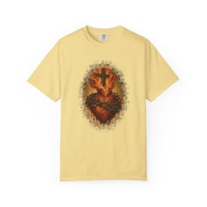 Leuchtendes T-Shirt mit Herz-Jesu-Motiv, Holzkreuz und goldenen Strahlen, Vintage-Geschenk für Väter, Dornenkrone, Erster Freitag im Monat, Wohlfühlfarben Bild 3