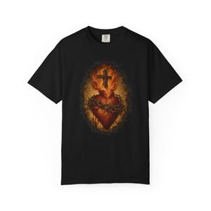 Leuchtendes T-Shirt mit Herz-Jesu-Motiv, Holzkreuz und goldenen Strahlen, Vintage-Geschenk für Väter, Dornenkrone, Erster Freitag im Monat, Wohlfühlfarben Bild 7