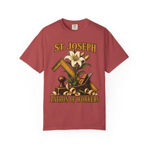 T-shirt met afbeelding van Sint Jozef, beschermheilige van de arbeiders | T-shirt in comfortabele kleuren | Katholiek T-shirt | Cadeau voor papa | Timmermansgereedschap en lelie afbeelding 14